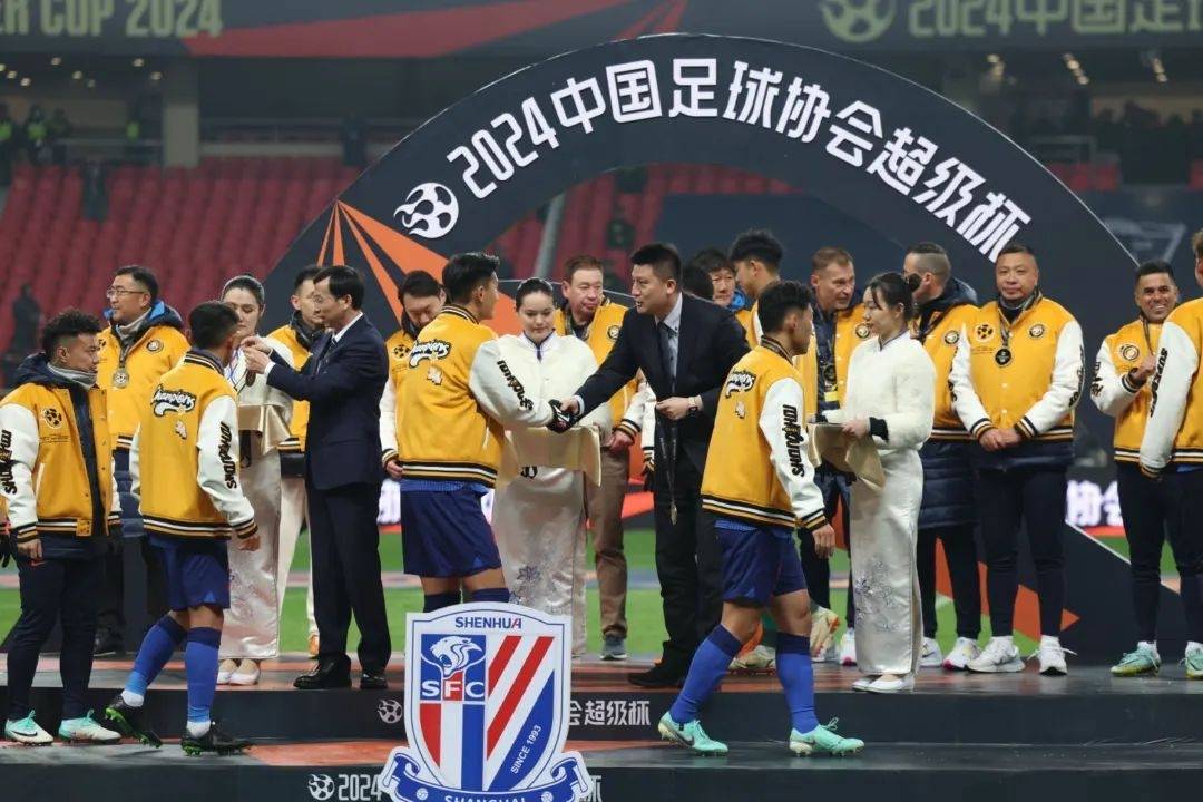 足球巅峰对决再上演，球员们全力以赴，赛场热血沸腾的简单介绍